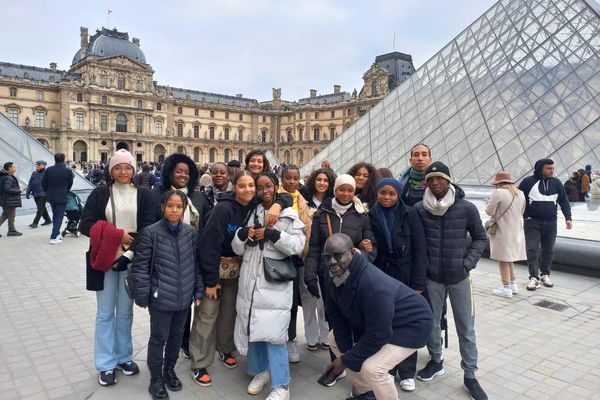 Les 13 élèves du Lycée des Lumières au Louvre