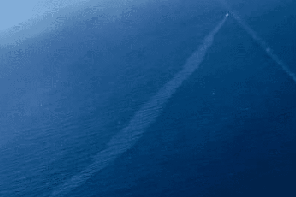 Une photo prise par une internaute et postée sur les réseaux sociaux démontre la longueur du dégazage effectuée par le navire chinois 