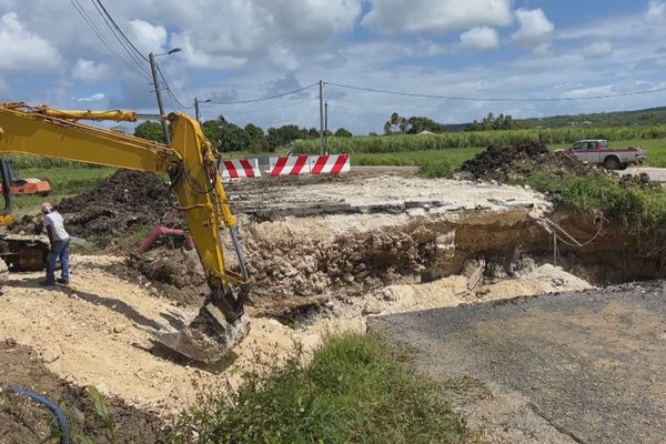 Chantier de démolition et de reconstruction du pont Jeanne, sur la RN9, à Marie-Galante - mars 2024.