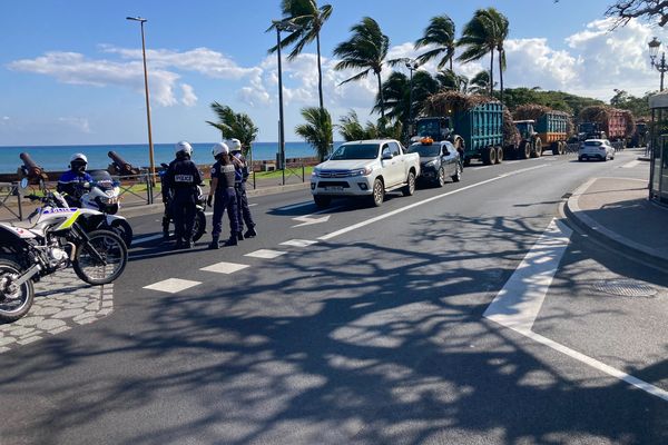 Conflit à Bois-Rouge : les planteurs se mobilisent , ils quittent la plateforme de Beaufond pour aller livrer les cannes dans le sud de l'île.