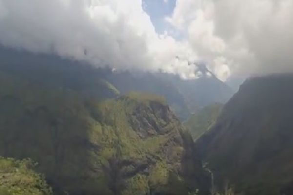 Intérieur de l'île sous les nuages 