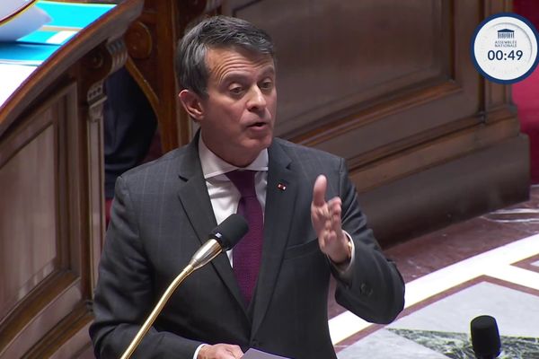 Manuel Valls ne mâche pas ses mots lors des questions au gouvernement sur la responsabilité de GBH dans le dossier de la vie chère. 22/01/2025