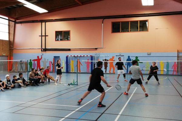 33 personnes étaient réunis pour un tournoi de badminton inter-îles. 