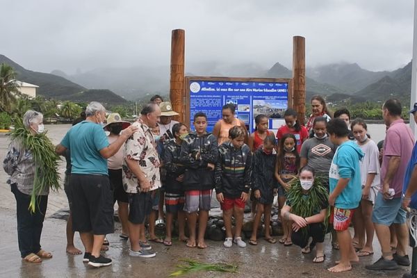 Marquises : le panneau de l'aire marine éducative d'Hakahau inauguré