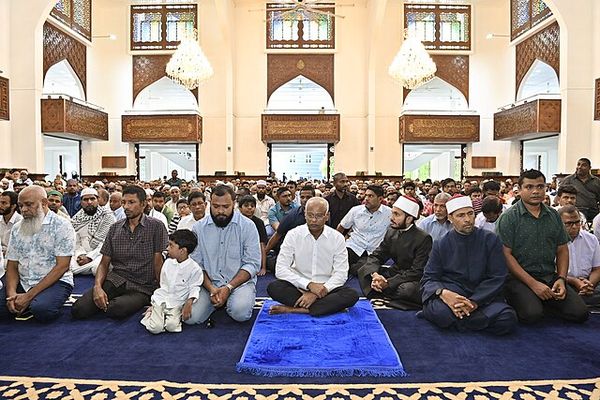 Prières de l'Aïd al-Adha au Centre islamique des Maldives, avec le président au centre (2023)