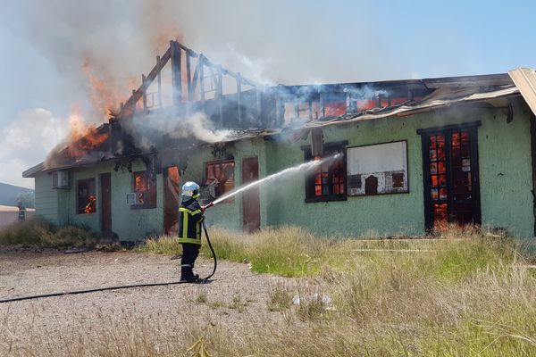 Impressionnant incendie à l'ancien Grand cerf de Koumac, le 29 octobre.
