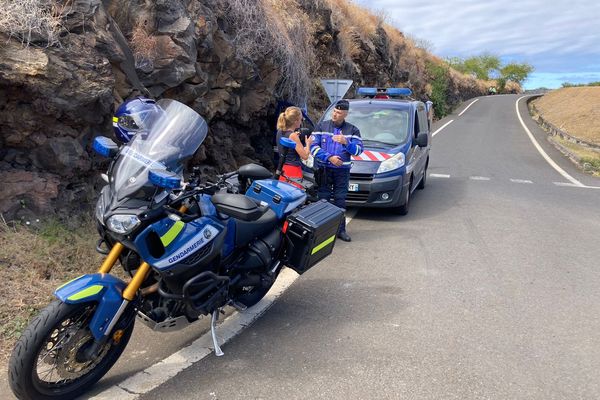 Contrôle routier sur la route nationale entre L'Étang-Salé et Saint-Leu