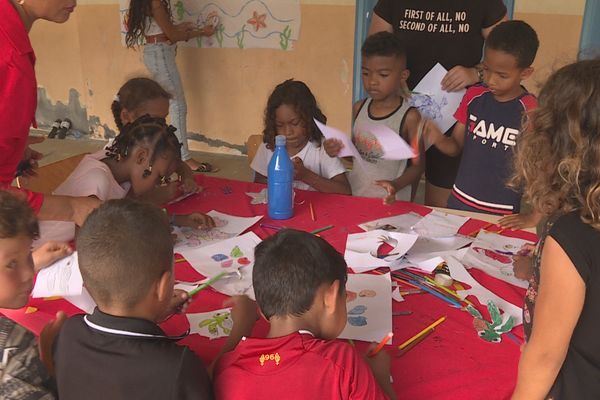 A Sainte-Anne, les marmailles d’un centre aéré participent à des activités sur le thème de l’eau.