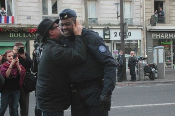 Steeve, le policier antillais de 32 ans à qui un manifestant fait la bise lors de la Marche républicaine à Paris le 11 janvier 2015