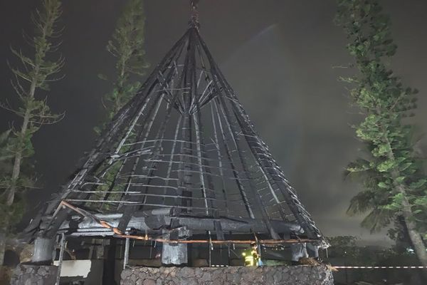 La paille de la case a été entièrement consumée, ce samedi soir au sénat coutumier, reste la structure en bois et en pierres.