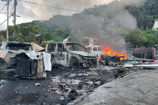 Carcasses de voiture fumantes à Fond Lahaye