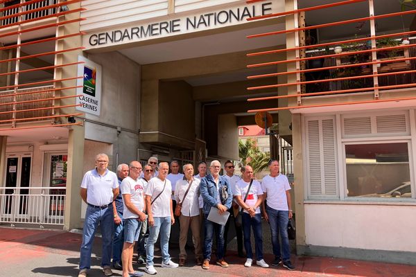 Une douzaine de gendarmes retraités se sont mobilisés devant la caserne Vérines à Saint-Denis