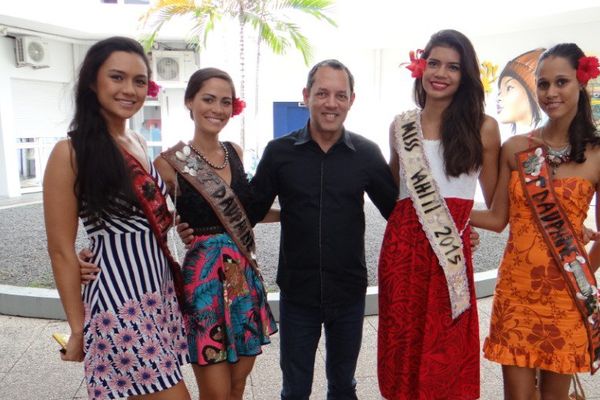 Jean-Philippe Pascal, Directeur régional de Polynésie 1ère, entouré de Miss Tahiti et ses dauphines