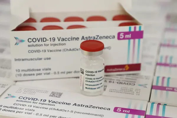 Une boîte de vaccins d'AstraZeneca, le 10 mars 2021, en Allemagne. 