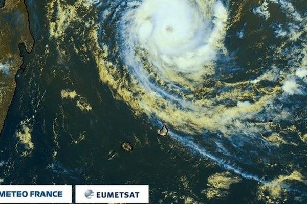 Cilida cyclone tropical intense 10h 211218