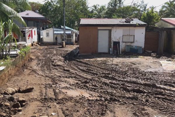 beaucoup de quartiers portent encore les traces du passage de la tempête Fiona. Illustration à Sainte-Marie, un quartier de Capesterre Belle-Eau où des tonnes de boue continuent encore à être évacuées.