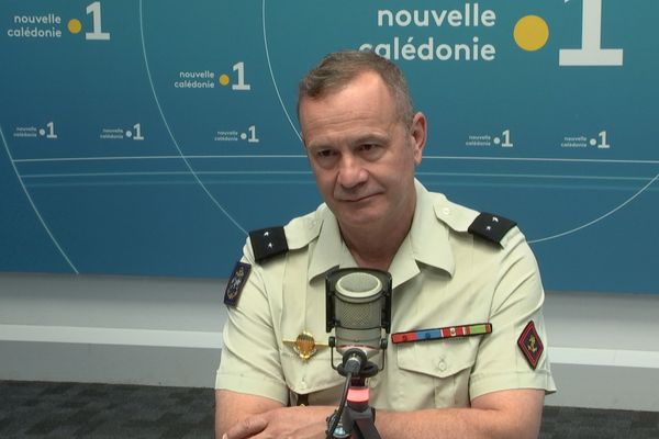 Général Claude Peloux, commandant du SMA, en visite au RSMA-NC, le 16 mai 2022.