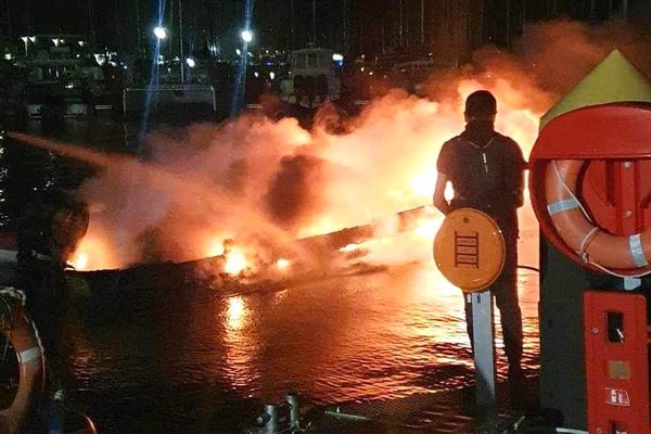 Le semi-rigide de la société de taxi-boat s'est embrasé.