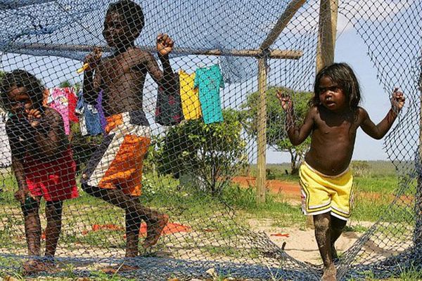 Enfants aborigènes dans le nord de l'Australie.