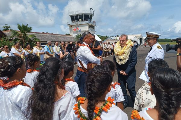 Accueil du ministre à l'aéroport