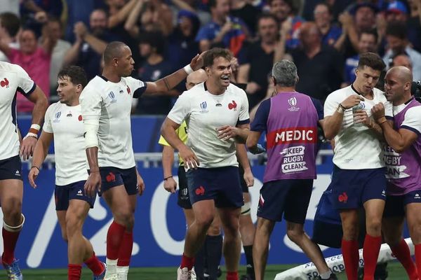 Damian Penaud célèbre son essai lors du match d'ouverture de la Coupe du monde face à la Nouvelle-Zélande, au Stade de France, le 8 septembre 2023.