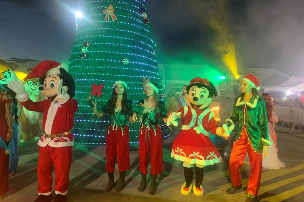 la parade de Magik Noël devant le sapin de 10 m de haut