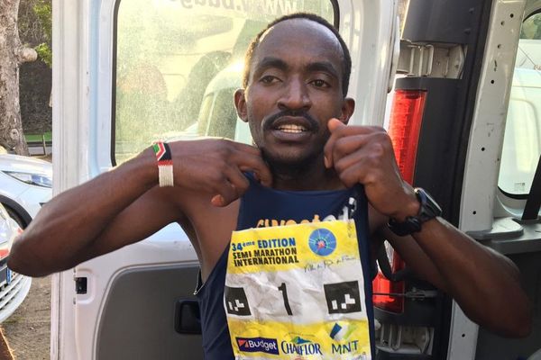 Joseph-Mbatha Nzoki (Kenya) vainqueur du 34e semi-marathon international de Fort-de-France (dimanche 25 novembre 2018).