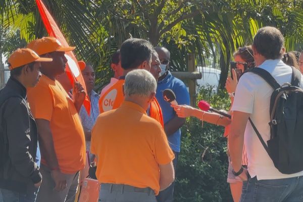 Les saisonniers manifestent devant la préfecture