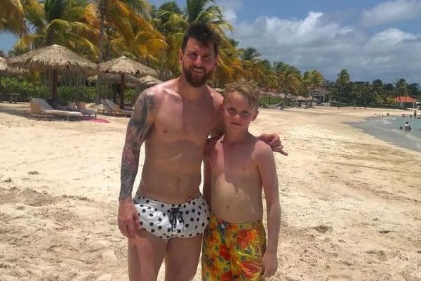 Messi joue au footbal avec un jeune anglais sur la plage d'Antigua et Barbuda