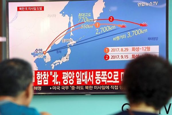 Un écran de télévision montre la trajectoire du dernier missile nord-coréen
