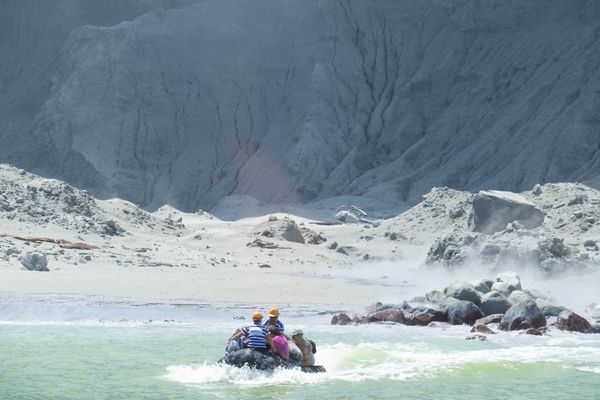 Des personnes évacués par un bateau de touristes peu après l'éruption du 9 décembre 2019.