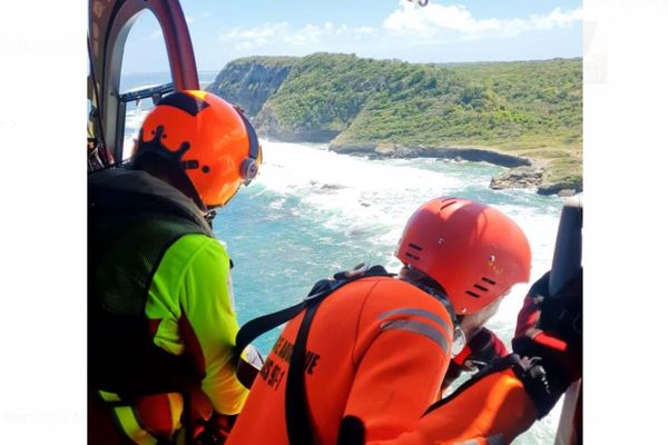 Samedi 4 mars, les secours ont recherché le disparu par voie aérienne, en raison de l'état de la mer, très houleuse.