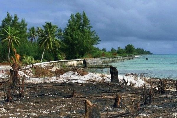 Vue de Mururoa prise le 06 juin 2000 en Polynésie française quatre ans après l'arrêt définitif des essais nucléaires français.