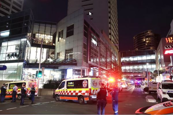 La police bloque les principales routes menant au centre commercial Westfield Bondi Junction après une attaque couteau à Sydney (Australie), le 13 avril 2024.