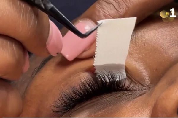 Pour sublimer le regard, les extensions de cils sont très en vogue. Pour les fêtes, les carnets de rendez-vous des techniciennes sont pleins.