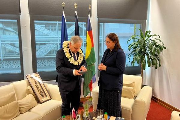 Le ministre des Outre-mer, François-Noël Buffet, et la présidente du Congrès de Nouvelle-Calédonie, Veylma Falaeo, à Nouméa, le 16 octobre 2024.