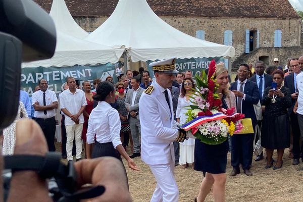 Alexandre Rochatte, préfet de Région et Yaël Braun-Pivet, ministre des Outre-mer déposant une gerbe, 27 mai 2022, jour de commémoration de l'abolition de l'esclavage