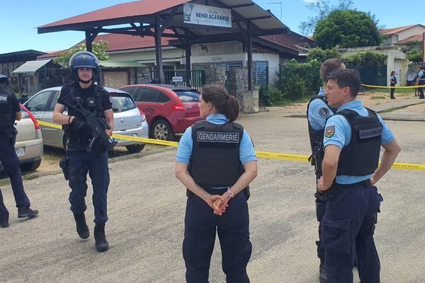 La gendarmerie devant le collège Agarande après un échange de coups de feu