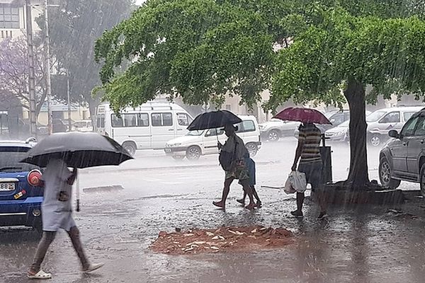 Les pluies tropicales intenses devraient arroser la capitale tout au long du week-end. Des averses soutenues qui pourraient engendrer de nouvelles inondations.