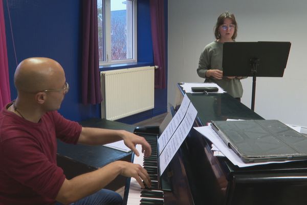 Atelier de perfectionnement au chant lyrique avec l'artiste et professeur Jean-Philippe Clerc pour la Saint-Pierraise Enora Chaigne.