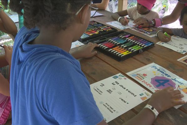 La "non rentrée" des enfants scolarisés à domicile a été organisée au Parc de la Source, à Bouillante - 06/09/2024.