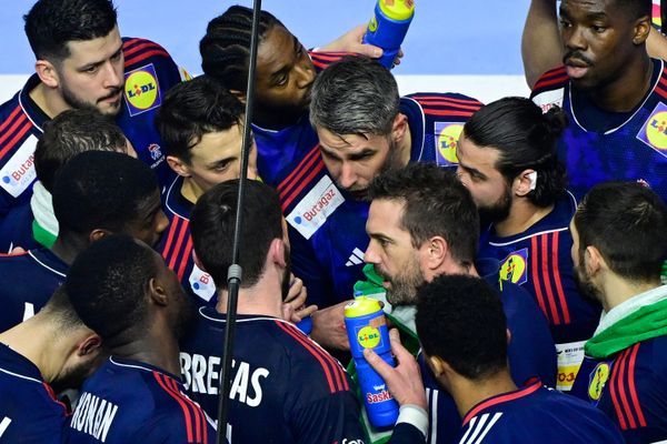 Le sélectionneur des Bleus Guillaume Gille entouré de ses joueurs, dont Benoît Kounkoud, lors de la finale de l'Euro de hand 2024, le 28 janvier 2024.