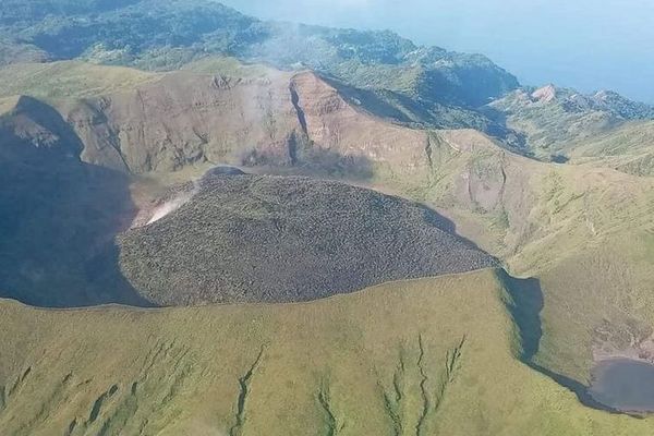À Saint Vincent et les Grenadines, le magma est des gaz échappement du cratère du volcan la Soufrière.