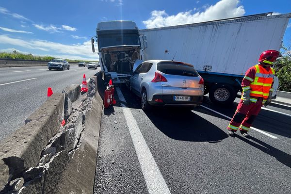 Impressionnant accident entre un poids-lourd et une voiture sur la quatre-voies de Sainte-Suzanne