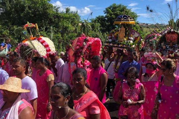 Saint-Benoît : défilé du cavadee