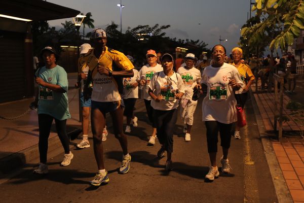 Il est 5h, les premiers participants s'échauffent dans les rues de Fort de France.