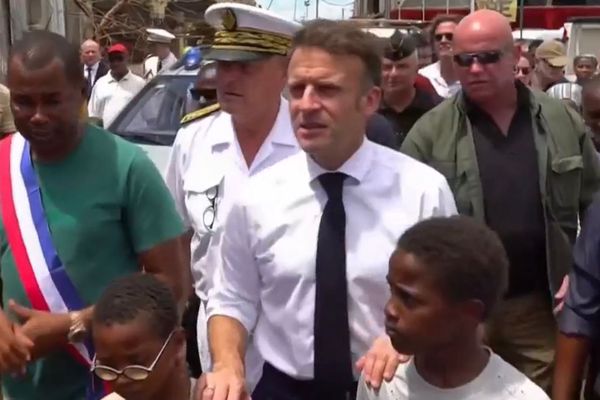 Le président Emmanuel Macron dans les rues de Tsingoni à Mayotte