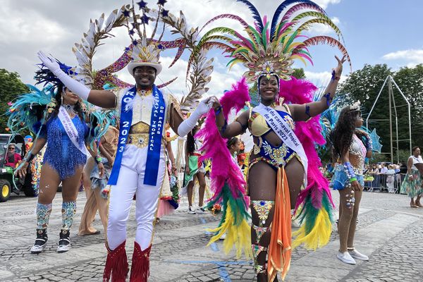 Le Roi et la Reine du Carnaval tropical de Paris 2023 s'apprêtent à lancer le défilé.