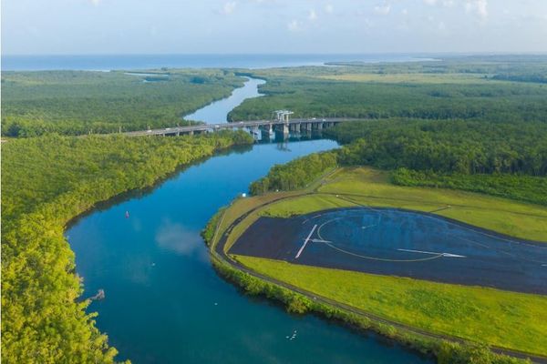 Le début de la piste de l'aéroport Guadeloupe Pôle Caraïbes n'est qu'à quelques mètres de la Rivière Salée et en plein coeur de la forêt marécageuse.