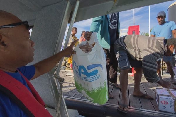 Le bateau de la province des Iles rempli de denrées alimentaires et de médicaments pour les habitants de Tiga.